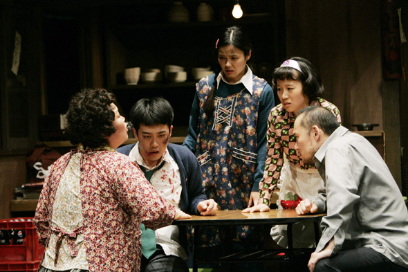 연극 ‘야키니쿠 드래곤’. 일본 신국립극장 제공.