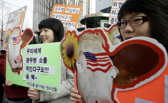 급식전문업체가 학교 급식 전반의 운영을 맡는 위탁급식은 ‘이윤’을 남기느라 값싼 식재료를 쓸 위험이 있다. 사진은 학교급식과 패스트푸드점 등에서 사용 가능성이 높은 ‘광우병 우려 미국산 쇠고기’ 수입에 반대하는 청소년들.  김정효 기자 <A href="mailto:hyopd@hani.co.kr">hyopd@hani.co.kr</A>