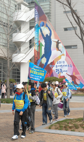 광주송원초등학교 학생들이 4월 초 광주 거리를 행진하며 2013년 유니버시아드 유치를 기원하고 있다. 광주시청 제공
광주송원초등학교 학생들이 4월 초 광주 거리를 행진하며 2013년 유니버시아드 유치를 기원하고 있다. 광주시청 제공