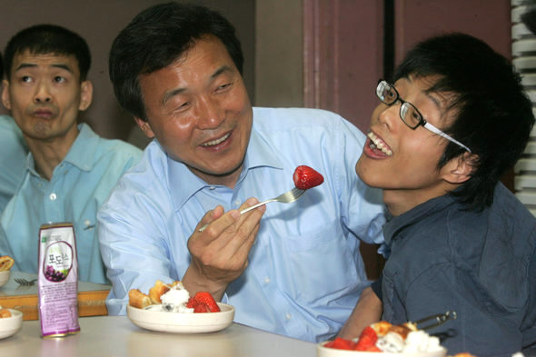 손학규 통합민주당 대표가 장애인의 날인 20일 오후 서울 은평구 구산동의 은평천사원을 방문해 장애인들과 간식을 함께 나누고 있다. 
강재훈 선임기자 <A href="mailto:khan@hani.co.kr">khan@hani.co.kr</A>