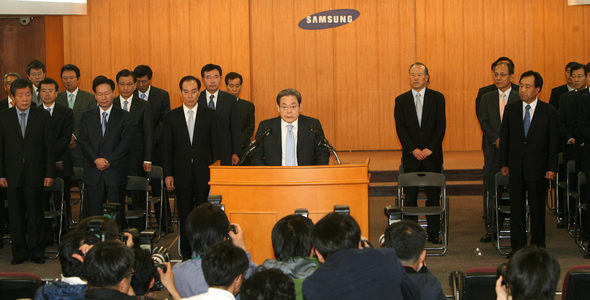 이건희 삼성그룹 회장이 22일 오전 계열사 사장단이 늘어선 삼성본관 국제회의장에서 대국민 사과문을 발표하고 있다. 김진수 기자 <A href="mailto:jsk@hani.co.kr">jsk@hani.co.kr</A>