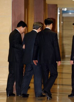 삼성 이건희 회장이 22일 오전 태평로 삼성 본관에서 기자회견을 마친 뒤 회견장을 나서고 있다. 연합뉴스