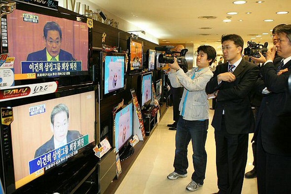 회견에 쏠린 눈 = 삼성 이건희 회장이 22일 오전 태평로 삼성 본관에서 기자회견을 하는 도중 본관 지하 1층 가전매장에서 취재진을 비롯한 시민들이 텔레비젼을 통해 생방송을 지켜보고 있다. 연합뉴스