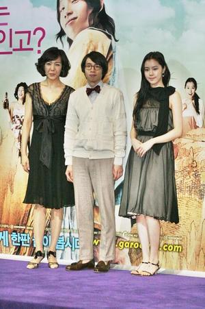 영화 <가루지기> 출연자. 전수경, 봉태규, 김신아(왼쪽부터). 영화 <가루지기> 출연자. 전수경, 봉태규, 김신아(왼쪽부터).