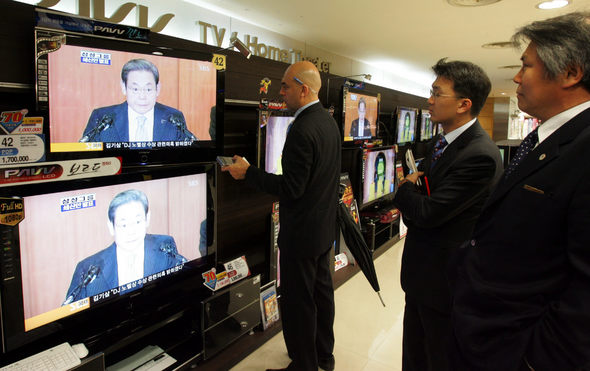 삼성 경영쇄신안이 발표된 22일 오전 서울 태평로 삼성본관 기자회견장 옆 가전제품 매장에서 회견장에 들어가지 못한 외신기자 등이 이건희 회장의 발표 모습 중계를 지켜보고 있다. 김정효 기자.