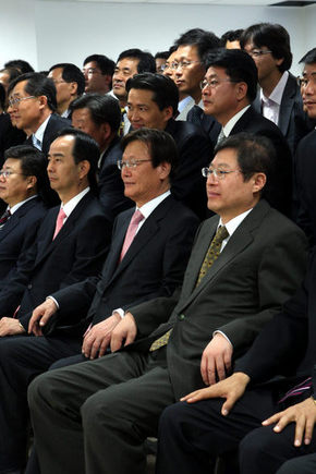 조준웅 특별검사(앞줄 오른쪽 두번째부터)와 윤정석 특검보 등 삼성 특검 수사팀 관계자들이 23일 오전 서울 한남동 특검사무실에서 해단식을 마친 뒤 기념사진을 찍고 있다. 김명진 기자 <A href="mailto:littleprince@hani.co.kr">littleprince@hani.co.kr</A>