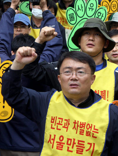 민주노총 서울본부 등이 23일 오전 서울 은평구 갈현동 청구성심병원 앞에서 연 ‘제5회 차별철폐 대행진’에 참가한 노조 조합원과 시민들이 “비정규직 철폐” “사회 공공성 강화” 등의 구호를 외치고 있다. 김정효 기자 <A href="mailto:hyopd@hani.co.kr">hyopd@hani.co.kr</A>