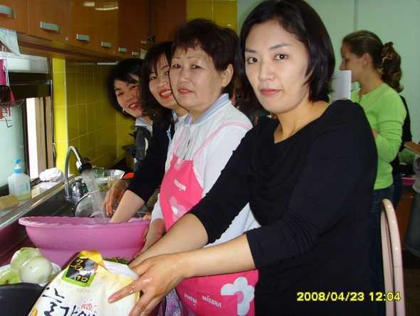 울산 외국인쉼터 부엌에서 이주외국인여성들이 자원봉사자들의 도움을 받으며 요리 연습을 하고 있다.