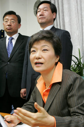 박근혜 전 한나라당 대표가 25일 오전 서울 여의도 국회 의원회관 사무실에서 기자들의 질문에 답하고 있다. 뒤편에 배석한 이는 이정현 비례대표 당선자(맨 왼쪽)와 유정복 의원.  강재훈 선임기자 khan@hani.co.kr