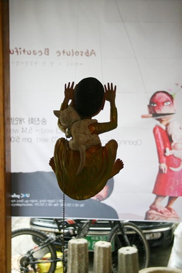 입구의 유리창 안쪽에 걸린 작품 ⓒ 한겨레 블로그 꿈꾸는달