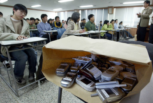중위권 학생에게는 전공적성검사를 실시하는 대학이 블루오션이 될 수도 있다. 대학별 시험 유형을 꼼꼼히 파악하는 게 우선이다. 사진은 한 대학의 전공적성검사 모습이다. 김정효 기자 <A href="mailto:hyopd@hani.co.kr">hyopd@hani.co.kr</A>