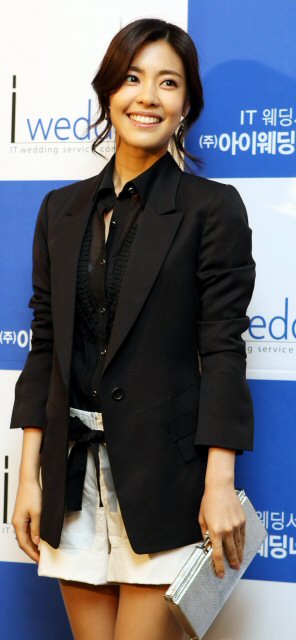 탤런트 이윤지가 27일 장충동 신라호텔에서 열린 탤런트 박은혜의 결혼식에 참석했다.