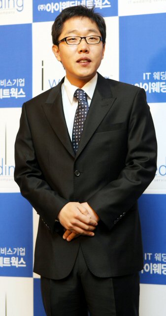 방송인 김제동이 27일 장충동 신라호텔에서 열린 탤런트 박은혜의 결혼식에 참석했다. (서울=연합뉴스)