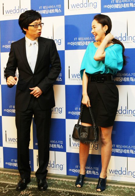 개그맨 유재석과 배우 엄지원이 27일 장충동 신라호텔에서 열린 탤런트 박은혜의 결혼식에서 서로 인사를 나누고 있다. (서울=연합뉴스)