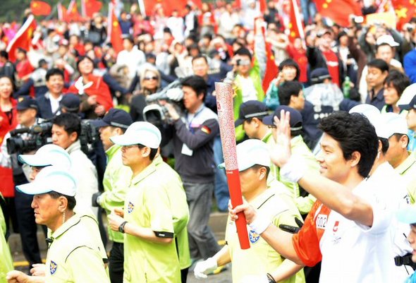 베이징 올림픽 성화, 서울봉송 출발 - 27일 오후 서울 송파구 방이동 올림픽공원에서 열린 2008 베이징올림픽 서울 성화봉송행사에서 성화주자 1번 문대성 감독이 출발하고 있다. (서울=연합뉴스)