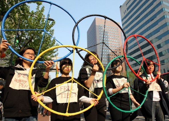 티베트에 평화를 - 27일 베이징 올림픽성화가 송파구 올림픽공원에서 출발한 가운데 서울 종로에서 시민단체 회원들이 티베트 평화 성화봉송 행사를 열고 종로를 행진하며 퍼포먼스를 벌이고 있다 (서울=연합뉴스)