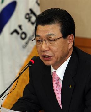 김진선 강원도지사가 강원도민프로축구단 창단계획 발표 뒤 기자들에게 설명을 하고 있다. 연합뉴스