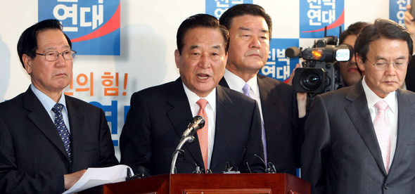 서청원 친박연대 대표(왼쪽 두번째)가 28일 오전 서울 여의도 당사 기자실에서 검찰의 비례대표 수사에 대한 입장을 밝히는 기자회견을 하고 있다. 맨 오른쪽은 홍사덕 비상대책위원장.  박종식 기자 <A href="mailto:anaki@hani.co.kr">anaki@hani.co.kr</A>