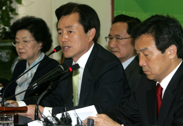 김효석 통합민주당 원내대표가 30일 오전 국회에서 열린 최고위원회의에서 한-미쇠고기협상 청문회 합의 과정에 대해 이야기하고 있다. 강재훈 선임기자 khan@hani.co.kr 김효석 통합민주당 원내대표가 30일 오전 국회에서 열린 최고위원회의에서 한-미쇠고기협상 청문회 합의 과정에 대해 이야기하고 있다. 강재훈 선임기자 khan@hani.co.kr