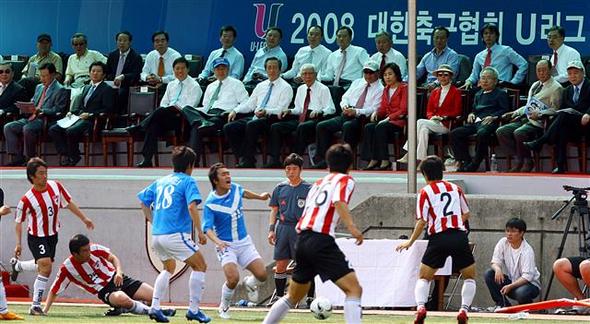1일 오후 고려대 안암캠퍼스 운동장에서 열린 대학축구 U리그 고려대와 연세대의 개막전을 정몽준 대한축구협회 회장 등이 지켜보고 있다. 연합뉴스 1일 오후 고려대 안암캠퍼스 운동장에서 열린 대학축구 U리그 고려대와 연세대의 개막전을 정몽준 대한축구협회 회장 등이 지켜보고 있다. 연합뉴스