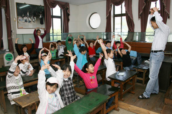 1일 대전 한밭교육박물관 옛 교실 재현관에서 산내초등학교 학생들이 선생님과 체험학습을 하며 즐거워하고 있다. 1일 대전 한밭교육박물관 옛 교실 재현관에서 산내초등학교 학생들이 선생님과 체험학습을 하며 즐거워하고 있다.