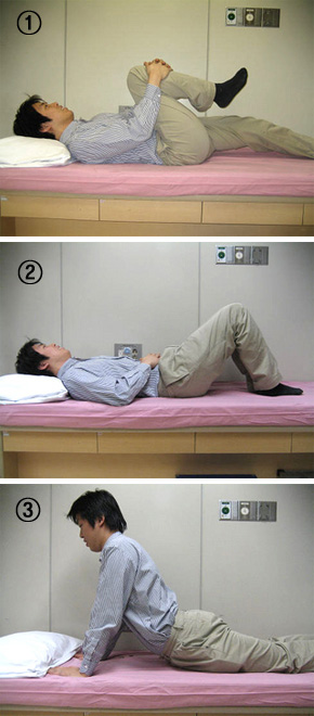 간편한 허리운동 따라하기<br>
①   무릎을 굽히고 편안하게 누운 자세에서 한쪽 다리를 굽혀 무릎이 배에 닿도록 잡아당긴다. 15~20초 가량 이 자세를 유지한다. 양쪽 다리를 번갈아 가면서 하되 5~6차례 반복한다.
<br> ②   무릎을 굽히고 편안하게 누운 자세에서 윗몸을 일으켜 10~15초쯤 머문다. 5~6차례 반복하면, 배 근육과 허리 근육을 동시에 강화할 수 있다.
<br>③  엎드린 자세에서 팔을 죽 펴서 윗몸을 일으킨다. 15~20초쯤 머무는 운동을 5~6차례 반복한다.