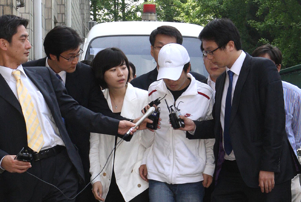 지난달 27일 올림픽 성화 봉송 현장에서 폭력 시위를 벌인 혐의를 받고 있는 중국인 유학생이 2일 오전 영장실질심사를 받으러 서울동부지법에 들어서다 기자들에게 질문을 받고 있다. 신소영 기자 <A href="mailto:viator@hani.co.kr">viator@hani.co.kr</A> 지난달 27일 올림픽 성화 봉송 현장에서 폭력 시위를 벌인 혐의를 받고 있는 중국인 유학생이 2일 오전 영장실질심사를 받으러 서울동부지법에 들어서다 기자들에게 질문을 받고 있다. 신소영 기자 <A href="mailto:viator@hani.co.kr">viator@hani.co.kr</A>