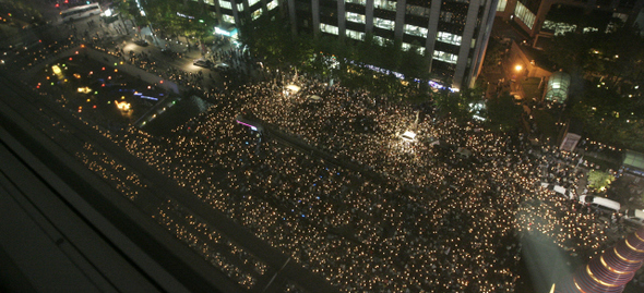 2일 저녁 서울 태평로 파이낸스센터 앞에서 학생과 시민들이 ‘미국산 쇠고기 수입 반대’를 촉구하며 촛불을 치켜들고 있다. 김진수 기자 jsk@hani.co.kr