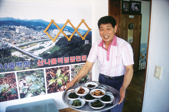 정직한 마음으로 음식을 만든다는 에덴식당 주인 최삼숙씨. 그 마음만큼이나 그의 미소 또한 선하다.