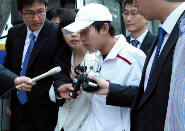 올림픽 성화봉송 당시 폭력시위를 벌인 중국인 유학생 진모씨가 2일 오전 영장심사를 받기 위해 서울동부지검으로 들어서고 있다.  (서울=연합뉴스)