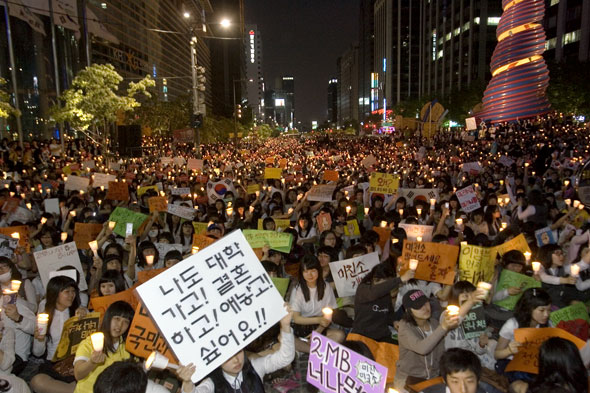 광장 가득 메운 시민들 … 3일 저녁 서울 청계광장에서 열린 '미국산 쇠고기 수입반대 촛불집회'에서 참가자들이 쇠고기 수입반대 구호를 외치고 있다.  사진/ 김미영 기자