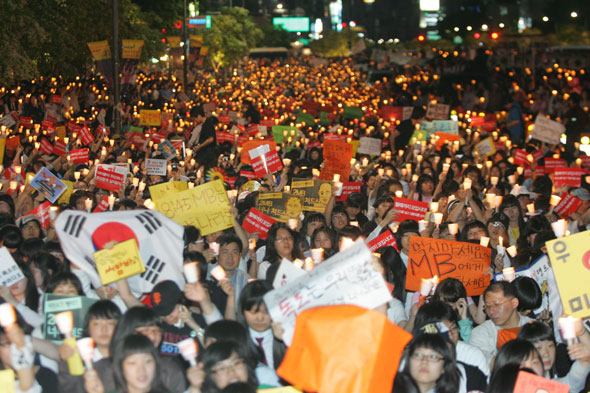 광장 가득 메운 시민들 … 3일 저녁 서울 청계광장에서 열린 '미국산 쇠고기 수입반대 촛불집회'에서 참가자들이 쇠고기 수입반대 구호를 외치고 있다.  사진/ 김미영 기자