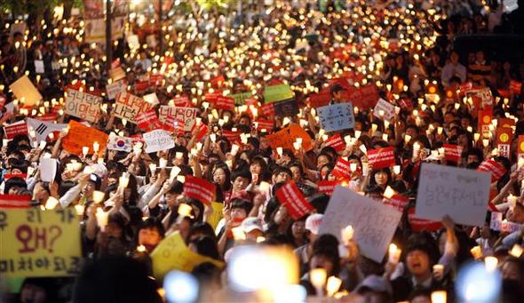 지난 2일에 이어 3일 저녁에도 미국산 쇠고기 수입을 반대하는 시민들의 촛불집회가 서울 청계광장에서 열려, 참가자들이 촛불을 들고 쇠고기 수입 반대 구호를 외치고 있다. 연합뉴스