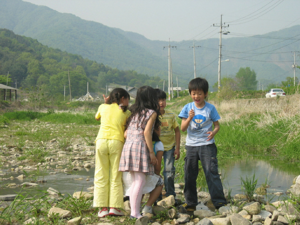 지난 3일 오후 경기 양평군 증동리 대아초등학교 2학년 학생들이 학교 수업을 마친 뒤 학교 앞 개울가에 나와 어울려 놀고 있다.  김성환 기자<A href="mailto:hwany@hani.co.kr">hwany@hani.co.kr</A>