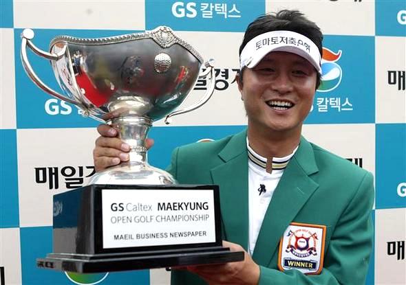 황인춘이 4일 GS칼텍스 매경오픈 우승 트로피를 들어보이며 기뻐하고 있다. 한국프로골프협회 제공 황인춘이 4일 GS칼텍스 매경오픈 우승 트로피를 들어보이며 기뻐하고 있다. 한국프로골프협회 제공