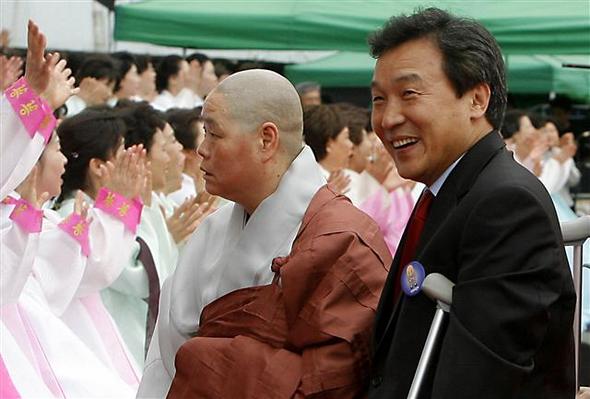 손학규 민주당 대표가 4일 오후 서울 동대문운동장에서 열린 연등축제 ‘어울림 마당’에 참석하여 인사를 하고 있다.   연합뉴스