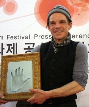 영화 '퐁네프의 연인들' '나쁜 피' 등에서 카리스마 넘치는 연기를 선보인 프랑스의 대표적인 연기파 배우 드니 라방이 제9회 전주국제영화제가 열리고 있는 4일 전주 고사동 영화의 거리 쌈지 2층에서 기자회견을 가진 뒤 핸드프린팅을 했다. 연합뉴스