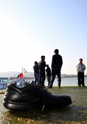 신발 한짝만 남긴 채…/ 5일 오전 충남 보령시 남포면 죽도방파제 인근에서 주민들과 해양경찰이 실종자 수색 작업을 벌이는 가운데, 피해자의 것으로 추정되는 신발 한 짝이 선착장에 놓여 있다. 보령/신소영 기자 viator@hani.co.kr 신발 한짝만 남긴 채…/ 5일 오전 충남 보령시 남포면 죽도방파제 인근에서 주민들과 해양경찰이 실종자 수색 작업을 벌이는 가운데, 피해자의 것으로 추정되는 신발 한 짝이 선착장에 놓여 있다. 보령/신소영 기자 viator@hani.co.kr