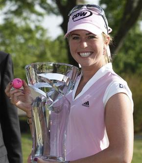 폴라 크리머가 5일(한국시각) 미 오클라호마 털사에서 열린 LPGA 셈그룹챔피언십 최종 라운드에서 우승한 뒤 트포피를 들고 포즈를 취하고 있다. 털사/AP 연합 폴라 크리머가 5일(한국시각) 미 오클라호마 털사에서 열린 LPGA 셈그룹챔피언십 최종 라운드에서 우승한 뒤 트포피를 들고 포즈를 취하고 있다. 털사/AP 연합