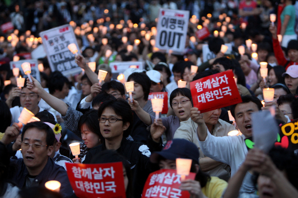 6일 저녁 서울 청계광장에서 열린 ‘미국산 쇠고기 수입 반대 촛불문화제’에 참가한 시민과 학생들이 촛불과 손팻말을 치켜든 채 ‘광우병 쇠고기 수입 반대’ 구호를 외치고 있다. 김명진 기자 <A href="mailto:littleprince@hani.co.kr">littleprince@hani.co.kr</A>