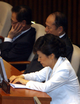 박근혜 전 한나라당 대표가 6일 오전 국회 본회의장에서 이상득 의원(가운데), 박희태 국회 부의장 등과 함께 김효섭 민주당 원내대표의 교섭단체 대표 연설을 듣고 있다. 강창광 기자 <A href="mailto:chang@hani.co.kr">chang@hani.co.kr</A>