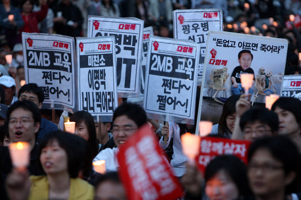 미국쇠고기수입반대 촛불문화제가 열린 서울 종로구 청계광장에서 6일 저녁 집회 참석자들이  미국산 쇠고기 수입을 반대하는 손팻말과 촛불을 들고 집회를 하고 있다. 김명진 기자 littleprince@hani.co.kr