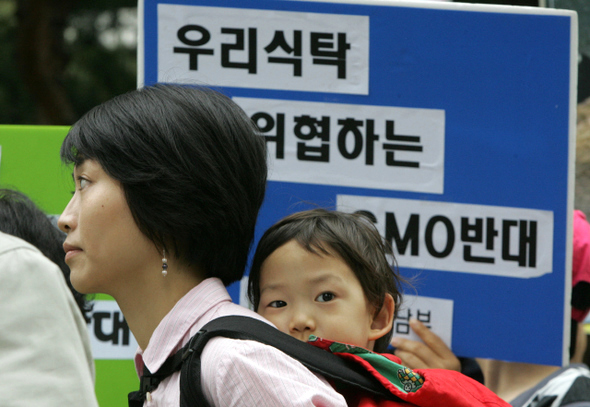 ‘학교급식법 개정과 학교급식조례 제정을 위한 국민운동본부’와 ‘건강권 보장과 의료 공공성 강화를 위한 희망연대’ 회원들이 7일 오전 쇠고기 청문회가 열린 서울 여의도 국회 앞에서 “이명박 대통령은 국민 전체를 죽음으로 내모는 광우병 위험 미국산 쇠고기 협상을 무효화하라”고 요구하고 있다. 김종수 기자 jongsoo@hani.co.kr