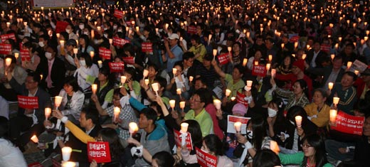 9일 서울 청계광장에서 열린 ‘미 쇠고기 수입반대 촛불문화제’에 참석한 시민들이 구호에 맞춰 촛불을 높이 치켜들고 있다. 김봉규 기자 bong9@hani.co.kr