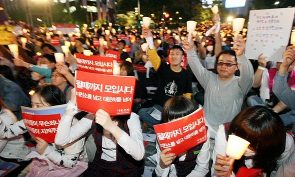 9일 저녁 서울 청계광장에서 참여연대 등 1천500여개 시민사회단체와 인터넷모임으로 구성된 ‘광우병위험 미국 쇠고기 전면수입을 반대하는 국민긴급대책회의’ 주최로 열린 대규모 촛불문화제에 십대 학생들이 촛불을 치켜들고 있다. 연합뉴스