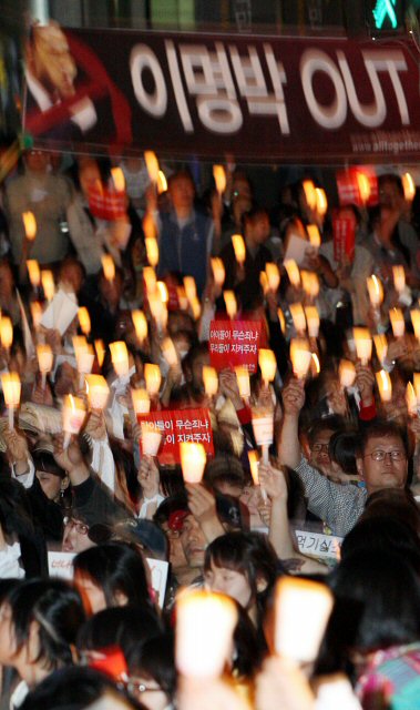 9일 저녁 서울 청계광장에서 참여연대 등 1천500여개 시민사회단체와 인터넷모임으로 구성된 ‘광우병위험 미국 쇠고기 전면수입을 반대하는 국민긴급대책회의’ 주최로 대규모 촛불문화제가 열리고 있다. 연합뉴스