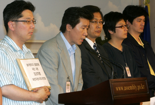 국민주권수호시민연대 회원들과 최성 통합민주당 의원(가운데)이 9일 오후 서울 여의도 국회에서 3만2천여명이 서명한 ‘광우병 저지 입법청원 서명지’를 든 채 광우병 우려 쇠고기 수입 금지 법안 발의를 위한 기자회견을 하고 있다. 강재훈 선임기자 <A href="mailto:khan@hani.co.kr">khan@hani.co.kr</A>