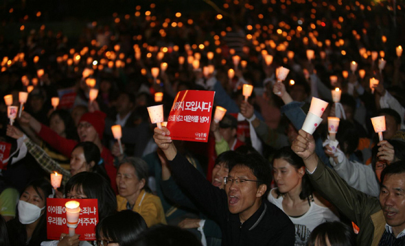 9일 저녁 서울 세종로 청계광장에서 ‘광우병 국민대책회의’ 주최로 촛불문화제가 열려, 참석한 시민과 학생들이 미국산 쇠고기 수입을 반대하며 촛불을 치켜들고 구호를 외치고 있다. 김봉규 기자 <A href="mailto:bong9@hani.co.kr">bong9@hani.co.kr</A>