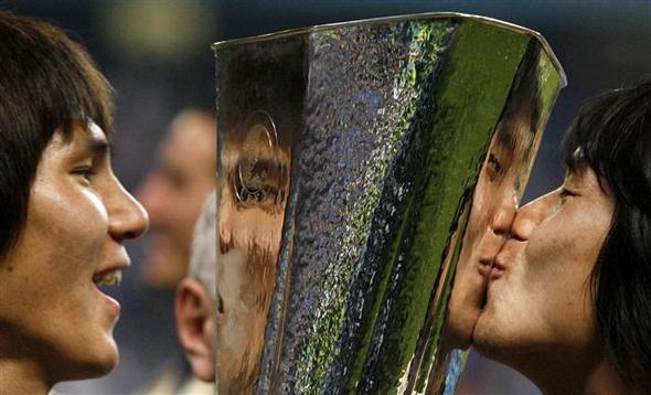 김동진(왼쪽)과 이호가 유럽축구연맹(UEFA)컵 트로피에 입맞춤을 하고 있다.
맨체스터/AP 연합 김동진(왼쪽)과 이호가 유럽축구연맹(UEFA)컵 트로피에 입맞춤을 하고 있다.
맨체스터/AP 연합