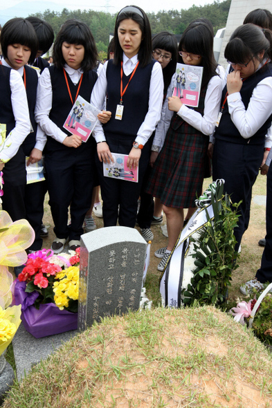 5·18 민중항쟁 28돌을 이틀 앞둔 16일 오후 전남여고 학생들이 전남 광주 운정동 국립 5·18 민주묘지에서 고 박관현씨의 묘를 참배한 뒤 자원봉사자한테서 박씨의 희생에 대한 설명을 듣고 있다. 전남대 총학생회장이었던 박씨는 5·18 항쟁 뒤 도피했다가 붙잡혀 옥중에서 숨졌다. 광주/김명진 기자 <A href="mailto:littleprince@hani.co.kr">littleprince@hani.co.kr</A>